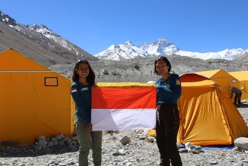Pendaki Perempuan RI Kibarkan Merah Putih di Puncak Everest
