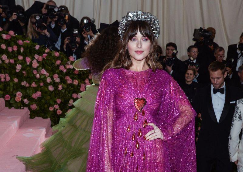 Dakota Johnson Putuskan Chris Martin karena Belum Siap Punya Anak