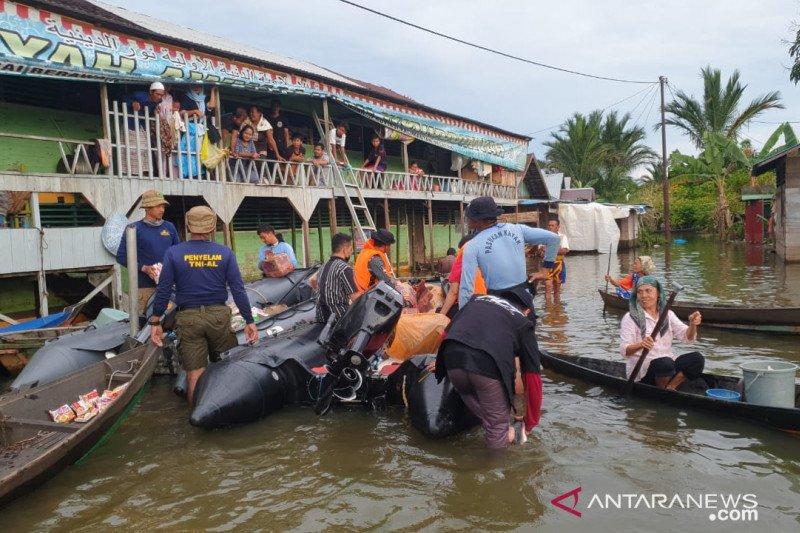 TNI AL Berjuang Distribusikan Bantuan ke Lokasi  Tergenang Banjir