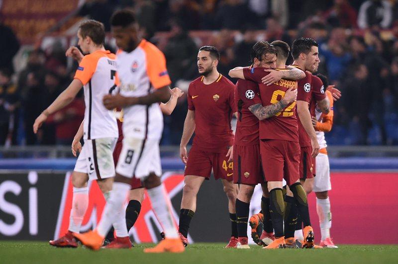 Dzeko Bawa Roma ke Perempat Final