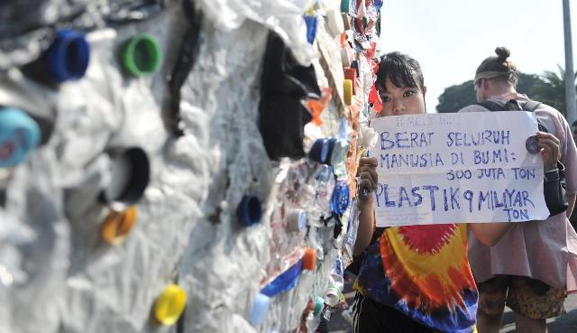 Menggugah Kepedulian dalam Menangani Sampah Plastik