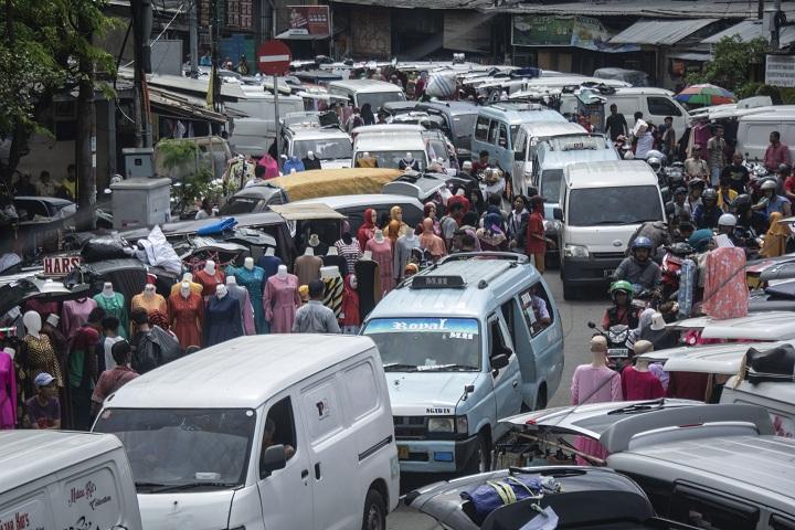 Berjualan di Bahu Jalan