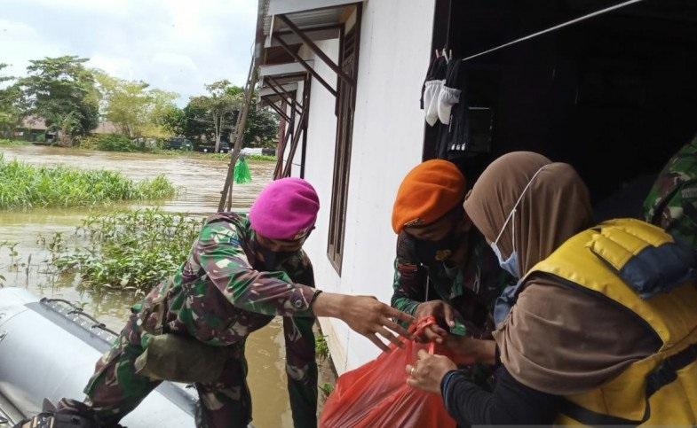 Satgas Marinir Tembus Daerah Terisolir Distribusikan Bantuan di Kalsel