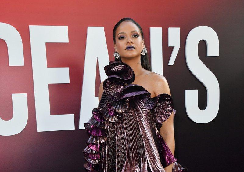 Rihanna Pamerkan Koleksi Lingerie di New York Fashion Week