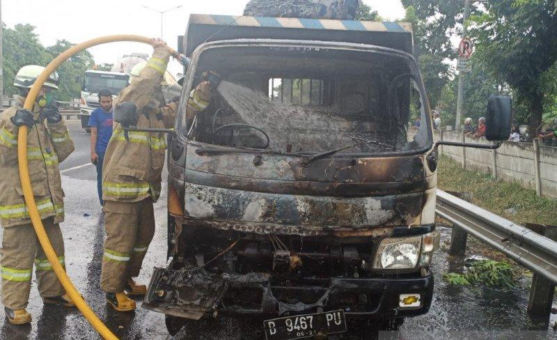 Truk Bermuatan Besi Terbakar di Pulo Gebang, Jakarta Timur