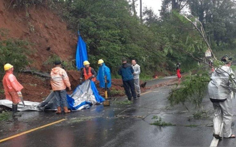 Longsor, Jalur Puncak Dibuka Tutup