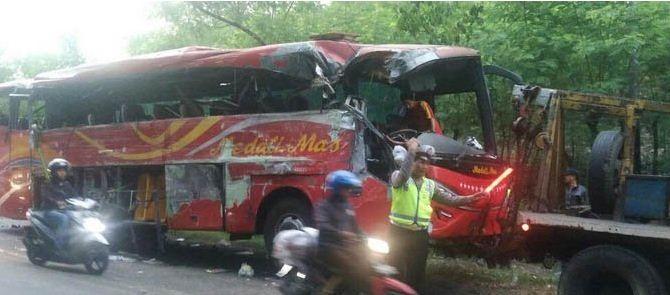 Tabrakan Bus dan Truk, 10 Tewas