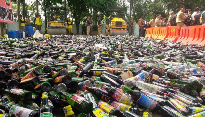 Puluhan Ribu Botol Minuman Keras Dimusnahkan