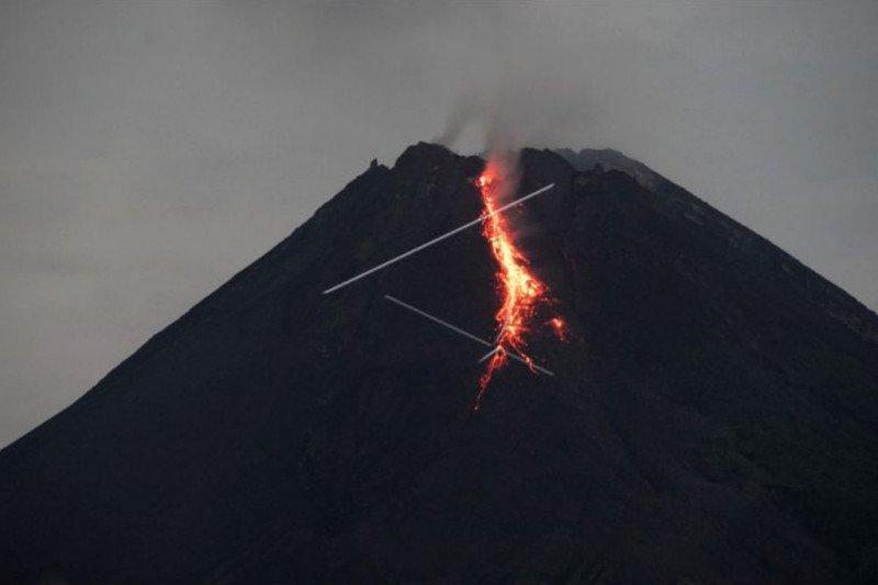 BPPTKG: Gunung Merapi Keluarkan 4 Kali Guguran Lava Pijar Sabtu Malam