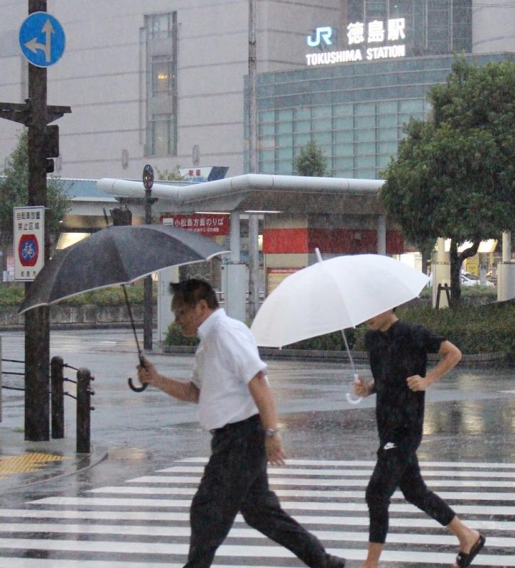 Topan Dahsyat Trami Mengarah ke Jepang