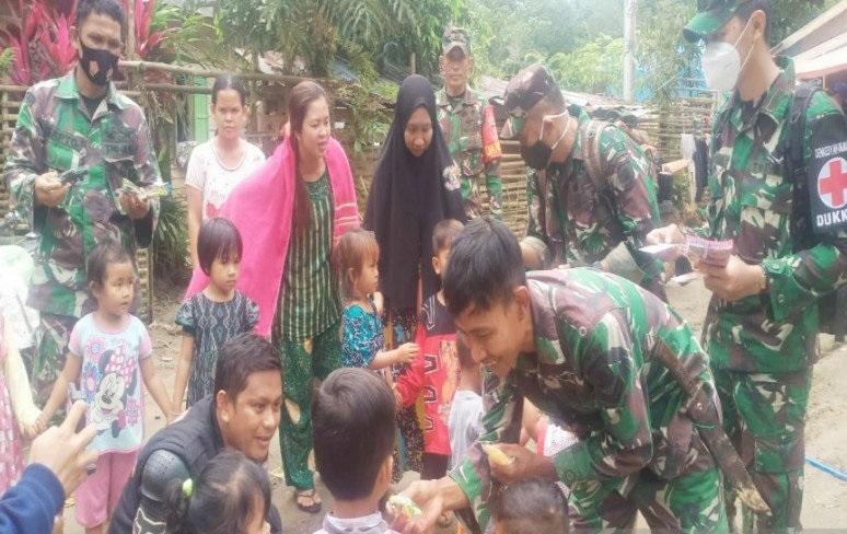 TNI Bantu Pemulihan Trauma Anak di Lokasi Banjir Kalsel  