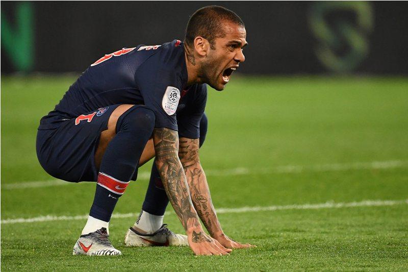 Dani Alves Incar Liga Inggris