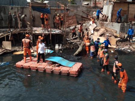 Bantaran Kali Item Ditertibkan