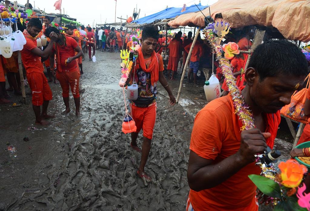 Keriuhan Dibalik Ritual Ziarah demi Mendapatkan Air Suci di Sungai Gangga