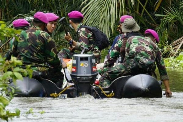 Perjuangan Anggota Marinir Menolong Warga Terisolir