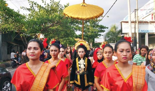 Tradisi Menikah sambil Diarak Keliling Kampung