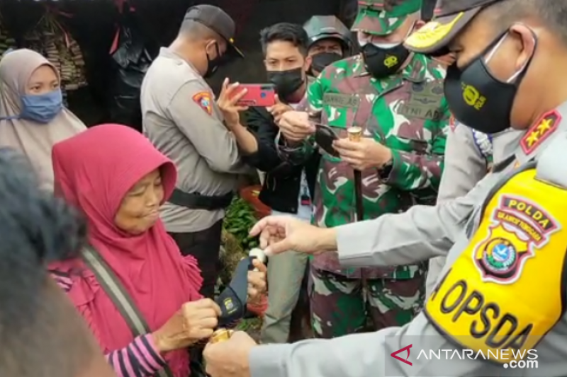 Anggota TNI dan Polri Sidak Prokes di Pasar 