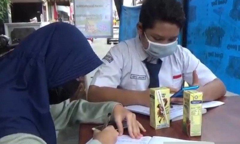 Warga Komplek DKI Pondok Kelapa Sedekah Wifi untuk Siswa