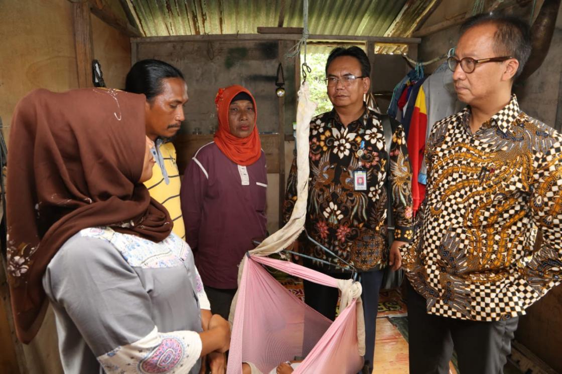 Serahkan Bantuan Sosial