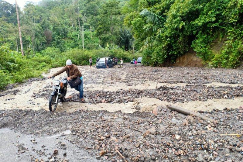 Longsor Lumpuhkan Jalan Bireuen-Takengon Aceh