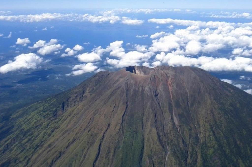 Masyarakat Sekitar Gunung Agung Jangan Khawatir Berlebihan