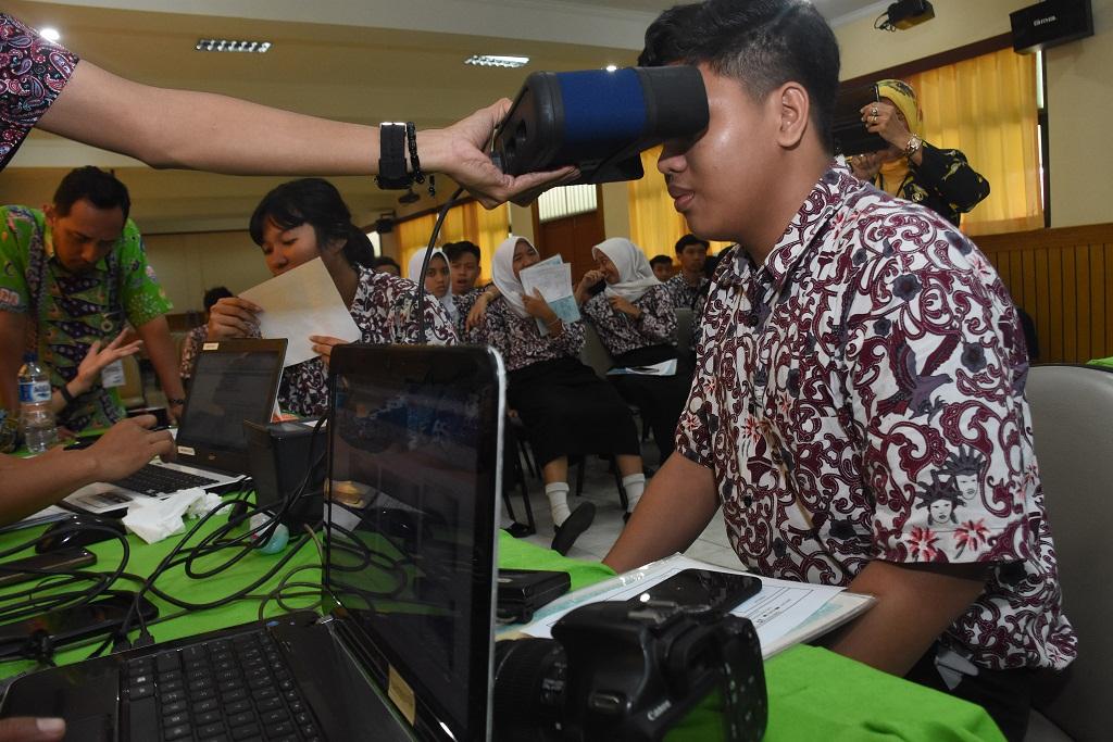 Siswa SMA 13 Jakarta Lakukan Perekaman e-KTP