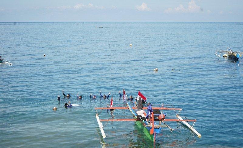 20 Penyelam Bentangkan Bendera Merah Putih di Bawah Laut Botubarani