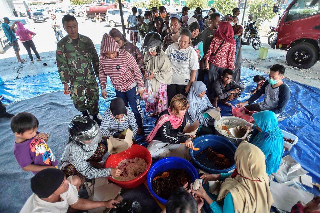 pengungsi antre makanan