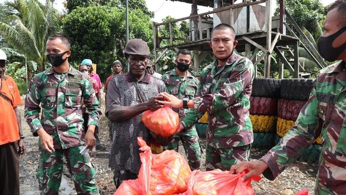 Prajurit Satgas Yonif 754 Bagikan Sembako ke Warga Mimika