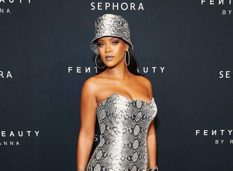 Rihanna Tuntut Ayah Terkait Merek Fenty