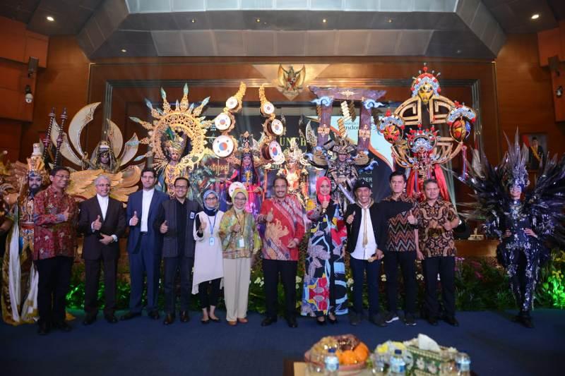 Jember Fashion Carnaval - 17 Angkat Tema 'Asia Light'