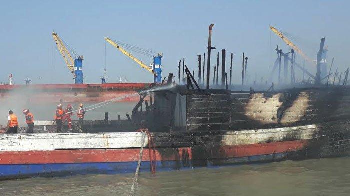 Kapal Muat Ratusan Ton Pupuk Terbakar di Gresik