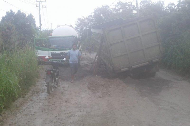 Jalan Cor Beton di Batukuning OKU Rusak Parah