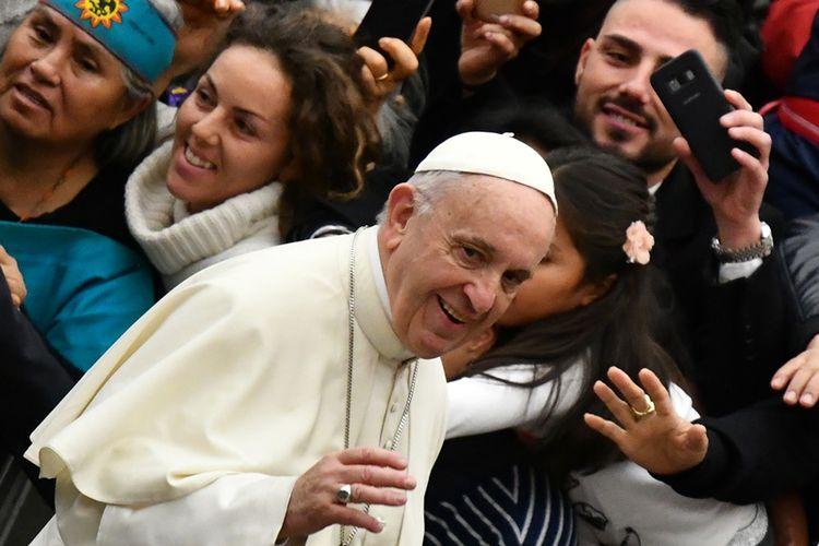 Paus Fransiskus Traktir Warga Miskin di Roma