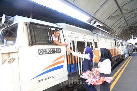 Daop 8 Surabaya Operasikan 2 KA Jarak Jauh Bandung dan Jakarta