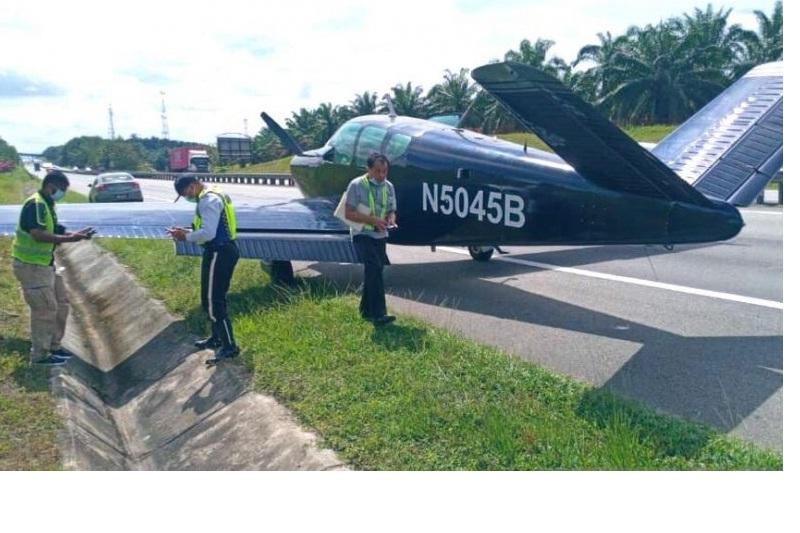 Sebuah Pesawat Ringan Mendarat Darurat di Tol Johor Malaysia