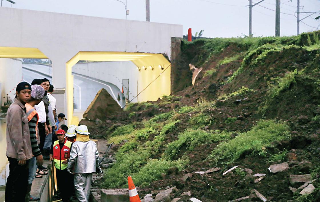 Dinding Underpass Longsor