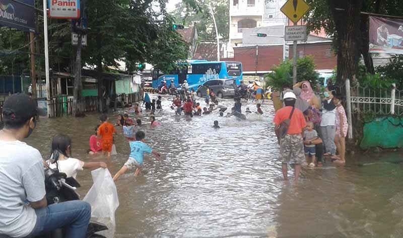 Ketika Banjir Jadi Wahana Bermain Air