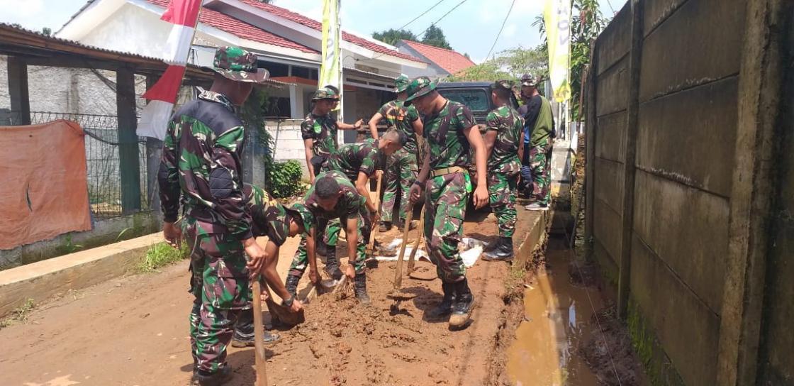 Personel TNI Membuat Saluran Air di Depok