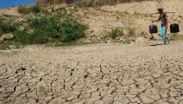 Warga di Indramayu Manfaatkan Air Kubangan