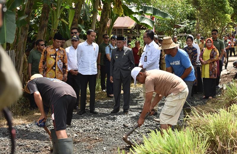 Jokowi Bagikan Ribuan KIP-PKH di Banjarbaru