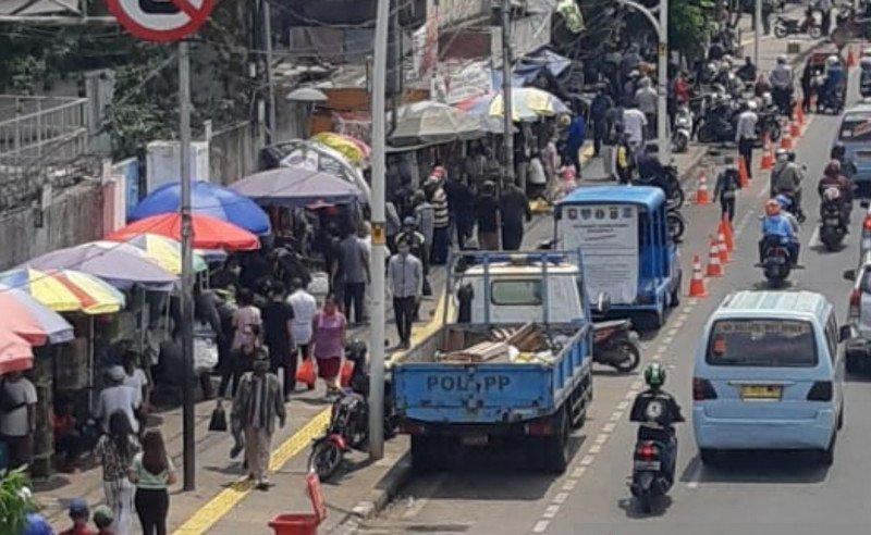 Ini Alasan Satpol PP Biarkan PKL Ikan Hias Buka Lapak di Trotoar Jatinegara