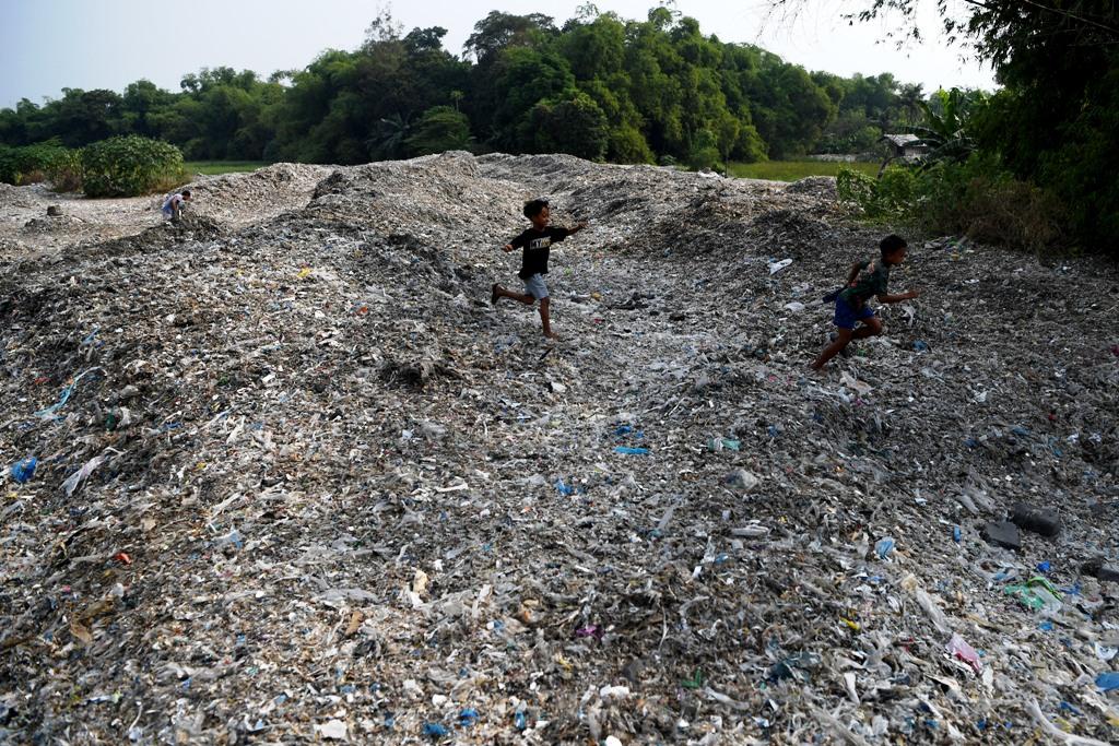 Desa Bangun, Mojokerto Terkubur Sampah Impor