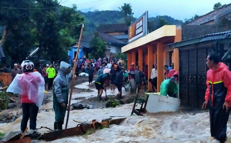 Banjir Bandang dan Longsor Tutup Ruas Jalan Utama Bandung-Cianjur