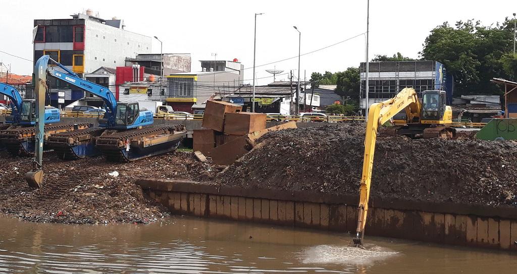 Antisipasi Banjir, Kali di Jakarta Dikeruk