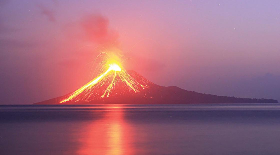 ANAK KRAKATAU MELETUS.