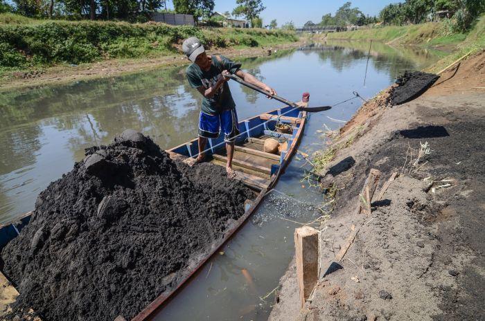 MENAMBANG PASIR