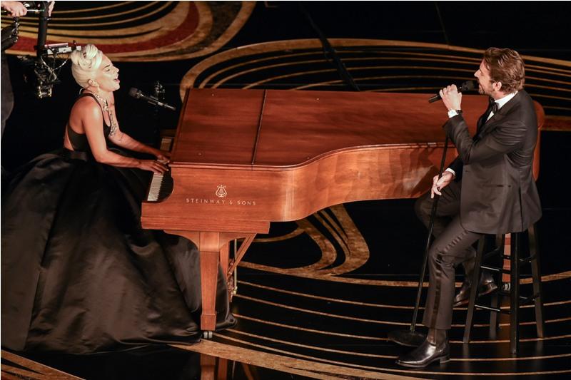 Duet Romantis Bradley Cooper dengan Lady Gaga