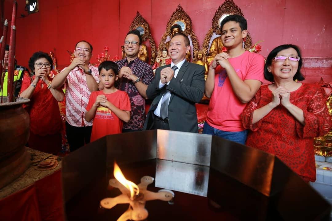 Kunjungi Vihara, Anies Sampaikan Pesan Persatuan