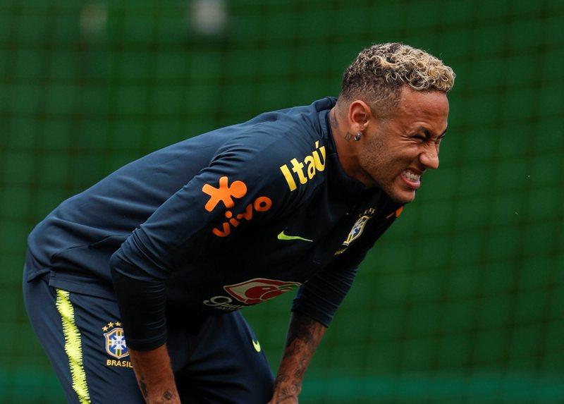 Neymar Terpincang-pincang saat Latihan